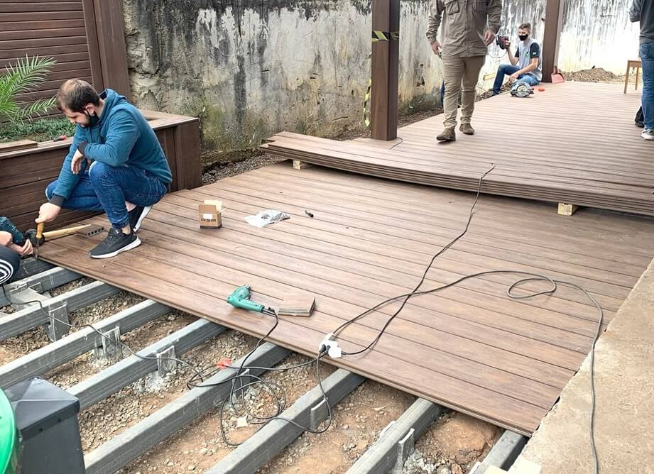 Piso en madera plástica machihembrado